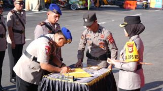 Upacara Serah Terima Jabatan (Sertijab) Dan Pelantikan Kapolsek Serta Sejumlah Pejabat Utama (Pju) Polres Pelabuhan Makassar, Digelar Di Jl Wr Supratman, Jumat (28/11/2025).