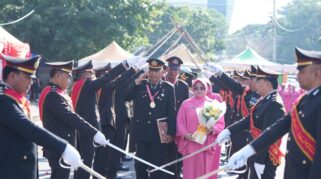 Tradisi Kehormatan Pedang Pora Tandai Pelepasan Purna Bakti Dua Personel Polres Pelabuhan Makassar.