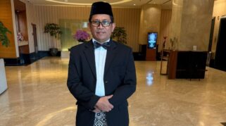 Wakil Menteri Haji (Wamenhaj) Dahnil Anzar Resmi Melantik Ikbal Ismail Sebagai Kepala Kantor Wilayah Kementerian Haji Dan Umrah (Kemenhaj) Provinsi Sulawesi Selatan (Sulsel) Dalam Prosesi Khidmat Yang Berlangsung Di Masjid Kantor Kemenhaj, Jalan Thamrin, Jakarta, Jumat (28/11/2025).