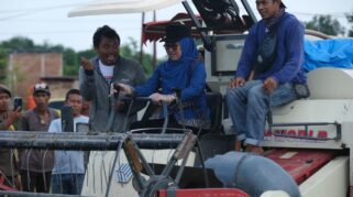 Kabupaten Gowa Kembali Menegaskan Posisinya Sebagai Kekuatan Besar Sektor Pertanian Di Sulsel. Hal Itu Disampaikan Melalui Panen Raya Padi Di Desa Romanglasa, Kecamatan Bontonompo, Jumat (28/11) Yang Menjadi Tonggak Penting Menuju Terwujudnya Gowa Sebagai Lumbung Pangan Mandiri Sulsel.