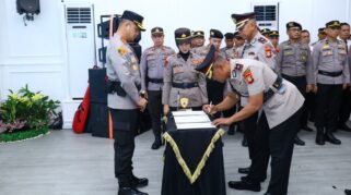 Kapolrestabes Makassar Kombes Pol Arya Perdana, Memimpin Upacara Serah Terima Jabatan (Sertijab) Kasat Binmas, Kapolsek Makassar Dan Kapolsek Tamalate, Di Aula Mappaoddang Polrestabes Makassar, Sabtu (29/11/2025).