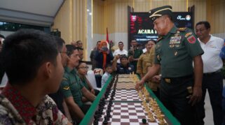 Pangdam Xiv/Hasanuddin Mayjen Tni Bangun Nawoko, Membuka Turnamen Catur Non-Master Dalam Rangka Hari Juang Kartika Tni Ad Ke-80 Tahun 2025, Di Balai Pertemuan Hasanuddin (Bph) Makodam, Jl Urip Sumoharjo, Makassar, Sabtu (29/11/2025).