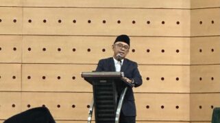 Dirjen Bina Penyelenggaraan Haji Dan Umrah Kemenhaj Ri, Puji Raharjo Saat Membuka Sertifikasi Pembimbing Ibadah Haji Dan Umrah Angkatan I (Mandiri) Di Uin Alauddin Makassar, Jumat Malam (28/11/2025).(Dok Rastranews)