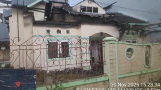 Kebakaran Menggegerkan Warga Kompleks Lili Sakura, Kelurahan Masale, Kecamatan Panakkukang, Kota Makassar, Pada Minggu (30/11/2025), Siang.