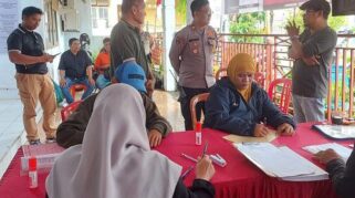 Personel Polsek Biringkanaya Memantau Proses Pendaftaran Calon Ketua Rt/Rw.(Dok Polsek Biringkanaya)