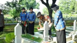 Dalam Rangka Memperingati Hari Ulang Tahun (Hut) Ke-54 Korps Pegawai Republik Indonesia (Korpri) 2025, Polda Sulsel Melaksanakan Upacara Ziarah Dan Tabur Bunga Di Taman Makam Pahlawan (Tmp), Kamis (27/11/2025).