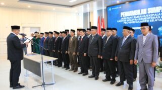 Kakanwil Kemenag Sulsel, Ali Yafid, Saat Mengambil Sumpah 23 Kepala Kua Baru, Kamis (27/11/2025). (Dok. Kemenag Sulsel)