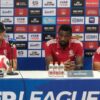 Pelatih Psm Makassar, Tomas Trucha (Kiri) Didampingi Pemain, Medina (Tengah) Saat Menghadiri Sesi Konferensi Pers, Jumat (28/11/2025) Jelang Menghadapi Persis Solo, Pada Sabtu (29/11/2025). (Rastranews/Wahyu)