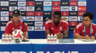 Pelatih Psm Makassar, Tomas Trucha (Kiri) Didampingi Pemain, Medina (Tengah) Saat Menghadiri Sesi Konferensi Pers, Jumat (28/11/2025) Jelang Menghadapi Persis Solo, Pada Sabtu (29/11/2025). (Rastranews/Wahyu)