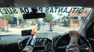 Satgas Gakkum Memanfaatkan Perangkat Electronic Traffic Law Enforcement (Etle) Mobile Handheld Untuk Merekam Pelanggaran Secara Langsung Di Lapangan. (Dok. Bidhumas Polda Sulteng)