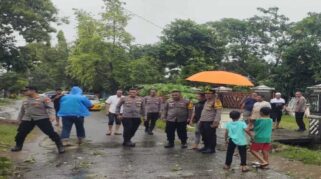 Polres Maros Bantu Korban Puing Beliung