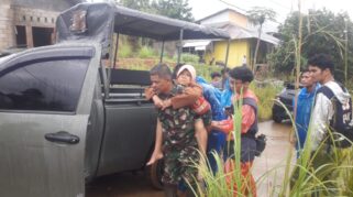 Tni Ad Evakuasi Warga Yang Terjebak Banjir Di Sumut. (Foto: Bpbd)
