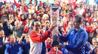 Rektor Unhas Prof Jamaluddin Jompa Angkat Piala Usai Unhas Dinobatkan Sebagai Juara Umum Pimnas 2025. (Foto: Rastranews/Unhas)