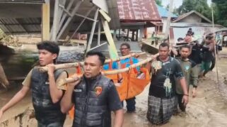 Evakuasi Santri Yang Tewas Terhanyut Banjir Di Picie. (Foto: Bnpb)