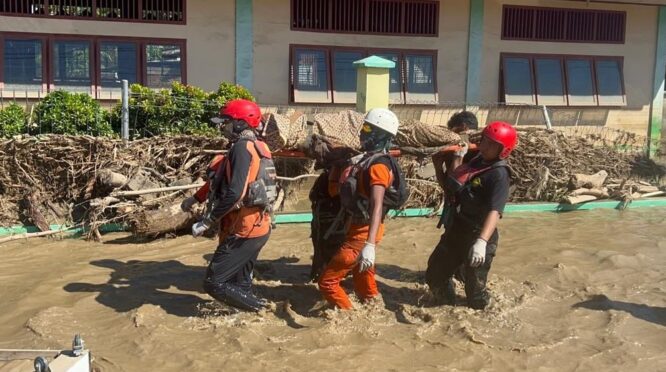 Proses Evakuasi Korban Banjir Di Sumatera.