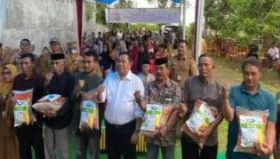 Penyerahan Benih Padi Dan Jagung Ke Petani Di Galesong Selatan.