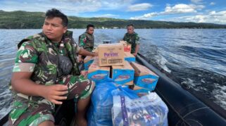 Tni Salurkan Bantuan Untuk Korban Bencana Banjir Di Sumbar Lewat Jalur Alternatif.