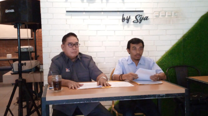 Abdul Hayat Gani Didampingi Kuasa Hukumnya Syaiful Syahrir Memaparkan Surat Perintah Eksekusi Dari Ptun Jakarta Terhadap Presiden Ri, Jumat (28/11/2025). (Rastranews/Regent)