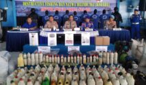 Kapolda Sulsel, Irjen Pol Djuhandhani Rahardjo Puro Saat Konferensi Pers Pengungkapan Kasus Destructive Fishing Dan Perdagangan Penyu, Rabu (10/12/2025). (Rastranews/Ma)