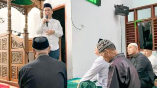 Kapolda Sulteng Irjen Pol Endi Sutendi Melaksanakan Safari Kamtibmas Melalui Salat Subuh Berjamaah Di Masjid Agung Kantor Bupati Morowali, Sabtu (6/12/2025). (Dok. Bidhumas Polda Sulteng)