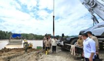 Presiden Prabowo Meninjau Pengerjaan Jembatan Bailey Teupin Mane Di Ruas Vital Bireuen, Takengon, Kabupaten Bireuen, Minggu (7/12/2025). (Dok. Setneg)
