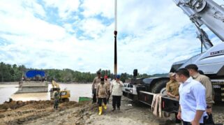 Presiden Prabowo Meninjau Pengerjaan Jembatan Bailey Teupin Mane Di Ruas Vital Bireuen, Takengon, Kabupaten Bireuen, Minggu (7/12/2025). (Dok. Setneg)