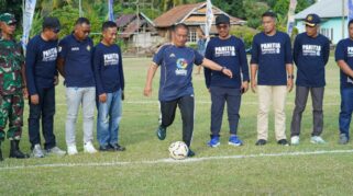 Bupati Luwu Timur Irwan Bachri Syam Membuka Turnamen Sepak Bola Pongkeru Cup 1,Di Lapangan Maesara Village Stadium, Desa Pongkeru, Pada Senin (1/12/2025).