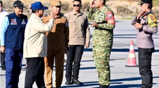 Presiden Prabowo Subianto Meninjau Langsung Lokasi Banjir Dan Sejumlah Titik Pengungsian Di Wilayah Sumatera Pada Senin (1/12/2025).