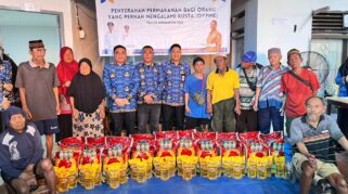 Pemerintah Kota (Pemkot) Melalui Dinas Sosial (Dissos) Makassar Menyerahkan Bantuan Natura Kepada Warga Penyintas Kusta Maupun Yang Masih Dalam Tahap Pengobatan, Di Kampung Kusta, Jalan Dangko, Kelurahan Balang Baru, Kecamatan Tamalate.