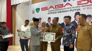 Bupati Luwu Timur (Lutim), Irwan Bachri Syam, Menerima Penghargaan Sebagai 'Kepala Daerah Yang Peduli Desa' Pada Kegiatan Saba Desa Yang Digelar Asosiasi Pemerintah Desa Seluruh Indonesia (Apdesi) Merah Putih Se-Indonesia Timur Di Gedung Serbaguna Pemkab Maros, Selasa (2/12/2025).