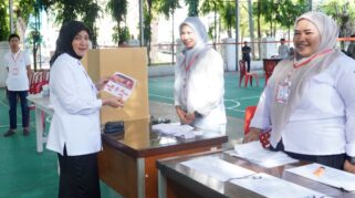 Wakil Wali Kota Makassar, Aliyah Mustika Ilham, Memberikan Hak Suara Pada Pemilihan Ketua Rt Di Tps 01, Rt 03, Rw 01, Kelurahan Mangkura, Kecamatan Ujung Pandang, Di Lapangan Tennis Gedung Mulo, Rabu (3/12/2025).(Dok Pemkot)