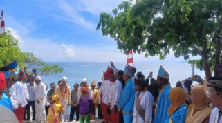 Kepolisian Resor Banggai Kepulauan (Polres Bangkep) Melalui Jajaran Polsek Liang, Melakukan Pengamanan Ritual Adat Malabot Tumbe, Atau Yang Dikenal Sebagai Upacara Pelemparan Kayu Pertama, Di Tanjung Pinalong, Desa Tangkop, Kecamatan Liang, Pada Rabu (3/12/2025).
