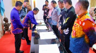 Bupati Bone H. Andi Asman Sulaiman, S.sos, M.m, Penandatanganan Serentak Perjanjian Kerja Perubahan Tahun 2025 Yang Berlangsung Di Aula Lateya Riduni, Kamis (4/12/2025).