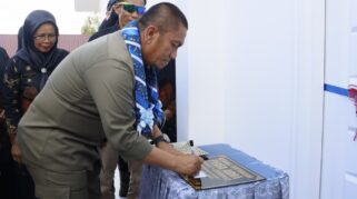 Bupati Luwu Timur (Lutim), Irwan Bachri Syam, Meresmikan Gedung Peasa Aroa Yang Merupakan Fasilitas Bersama Dan Akan Digunakan Oleh Tiga Sekolah, Yakni Upt Sdn 247 Sorowako, Upt Sdn 252 Nikkel, Dan Upt 256 Dongi, Di Kecamatan Nuha.