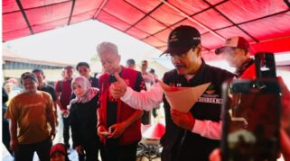 Menteri Sosial (Mensos) Saifullah Yusuf Atau Gus Ipul Meninjau Dapur Umum Kementerian Sosial (Kemensos) Di Prabu Rifa Residence, Kuala Simpang, Kabupaten Aceh Tamiang, Kamis (4/12/2025).