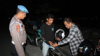 Melalui Operasi Pekat Tinombala Ii 2025, Personel Gabungan Melaksanakan Razia Di Sepanjang Kawasan Pantai Talise, Kota Palu, Kamis Malam (4/12/2025).