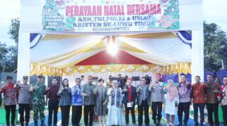 Ratusan Umat Kristiani Yang Berkumpul Penuh Khidmat Bersama Asn, Tni, Dan Polri Untuk Merayakan Natal Tahun 2025 Se-Kabupaten Luwu Timur, Lapangan Desa Pattengko, Kecamatan Tomoni Timur, Sore Ini, Sabtu (6/12/2025) Sore.