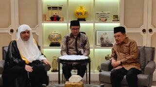 Ketua Umum Dewan Masjid Indonesia (Dmi), Jusuf Kalla, Menerima Sekretaris Jenderal Liga Muslim Dunia (Rabithah Al-Alam Al-Islami), Syaikh Mohammad Abdulkarim Al-Issa, Di Kediaman Pribadinya Di Jalan Brawijaya, Jakarta Selatan, Minggu Malam (7/12/2025).