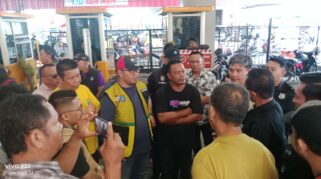 Direktur Operasional Perumda Parkir Makassar, Andi Ryan Adrianto, Bersama Tim Satgas Penindakan Dan Penataan Parkiran, Melakukan Penertiban Dan Memberikan Teguran Keras Kepada Jukir Liar Yang Masih Beraktivitas Di Area Bawah Terowongan Ramayana, Minggu (7/12/2025).