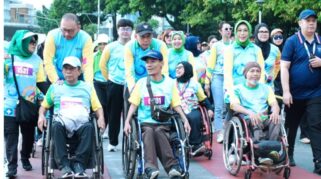 Ribuan Penyandang Disabilitas Memenuhi Bundaran Hi, Jakarta Pusat, Dalam Gelaran Fun Walk Hari Disabilitas Internasional (Hdi) 2025, Minggu (7/12/2025).