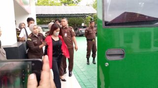 Owner Mjb Kosmetik Berinisial P, Resmi Ditahan Oleh Kejaksaan Negeri Sidenreng Rappang (Kejari Sidrap), Selasa (9/12/2025). ‎‎Penahanan Dilakukan Setelah Penyidik Tipidter Satreskrim Polres Sidrap Telah Menyerahkan Berkas Tahap Ii Kasus Dugaan Kepemilikan Obat Pelangsing Ilegal Tersebut Kepada Jaksa Penuntut.