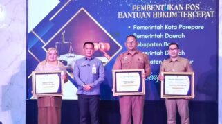 Kementerian Hukum Ri Kanwil Sulsel Menganugerahkan Penghargaan Kepada Pemkab Lutim Atas Pembentukan Pos Bantuan Hukum (Posbakum) Tercepat Peringkat Ke-3 Sulawesi Selatan Tahun 2025.