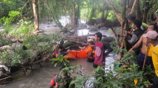 Tim Sar Gabungan Akhirnya Menemukan Tang (60), Warga Desa Mattirotasi, Kecamatan Watang Pulu, Yang Dilaporkan Terseret Arus Sungai. ‎Korban Ditemukan Dalam Kondisi Tak Bernyawa Pada Rabu (10/12/2025).