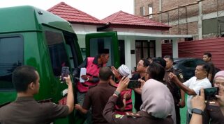 Kejaksaan Negeri (Kejari) Sidrap Resmi Menahan Tiga Mantan Pengurus Komite Olahraga Nasional Indonesia (Koni) Sidrap Terkait Dugaan Korupsi Dana Hibah Selama Tiga Tahun Anggaran, 2022–2024.