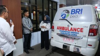 Pemerintah Kabupaten (Pemkab) Gowa Menerima Satu Unit Ambulans Dari Bri Peduli Yang Diterima Oleh Bupati Gowa, Sitti Husniah Talenrang Di Kantor Bupati Gowa, Rabu (10/12).