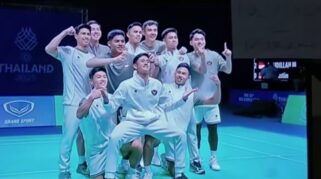 Tim Regu Putra Bulu Tangkis Indonesia Tampil Perkasa Di Final Sea Games 2025. Skuad Merah Putih Sukses Membungkam Malaysia 3-0 Dan Memastikan Medali Emas Dengan Kemenangan Meyakinkan.