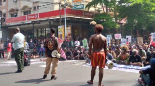 Aksi Peringatan Hari Kemerdekaan Papua Barat Di Makassar, Senin (1/12/2025). (Rastranews/Regent)