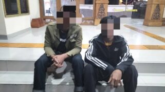 Dua Oknum Suporter Psm Yang Kedapatan Bawa Miras Saat Menyaksikan Laga Persis Solo Vs Psm Di Stadion Manahan Solo, Sabtu (29/11/2025). (Foto: Polresta Solo)