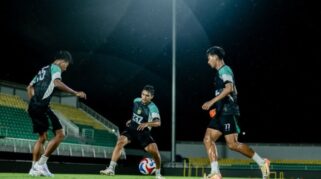 Pemain Persebaya Surabaya Melakukan Sesi Persiapan Jelang Hadapi Psm Makassar, Pada Laga Tunda Pekan Ke-4 Super League 2025-2026 Yang Akan Berlangsung Di Stadion Bj Habibie, Parepare, Sabtu (6/12/2025). (Foto: Official Persebaya)
