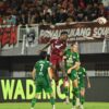 Gelandang Psm Makassar, Gledson Paxiao Melompat Tinggi Dan Menyundul Bola Dengan Pengawalan Ketat Pemain Persebaya Surabaya Pada Laga Tunda Pekan Ke-4 Super League 2025-2026, Di Stadion Bj Habibie, Parepare, Sabtu (6/12/2025). (Dok Psm Makassar)